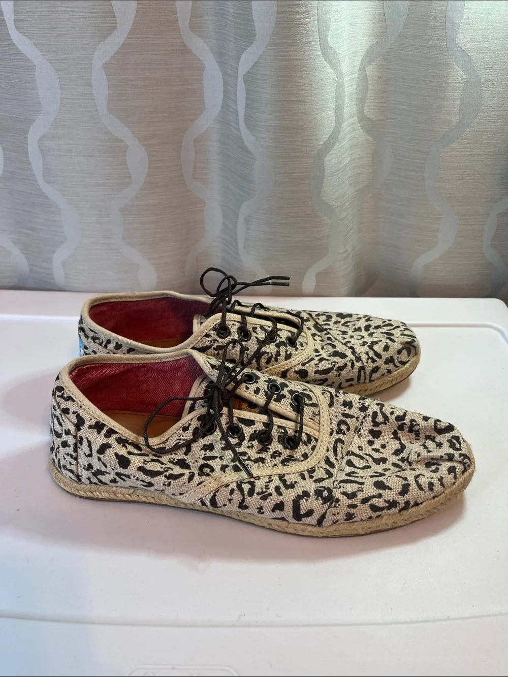 Toms Leopard Cheetah Lace Up Shoes Sneakers Size 8.5